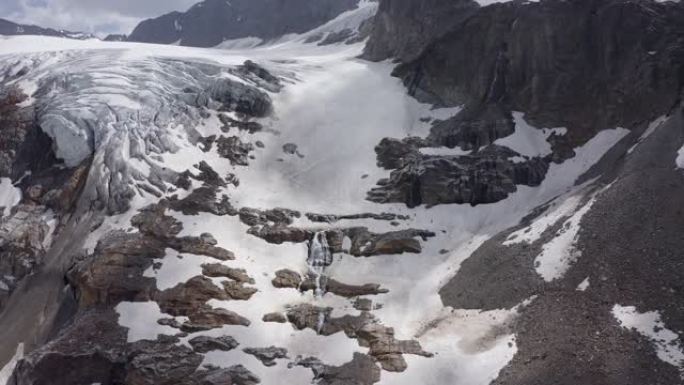 四名登山者从奥地利阿尔卑斯山的皮兹·布因 (Piz Buin) 融化的奥森塔尔冰川 (Ochsent