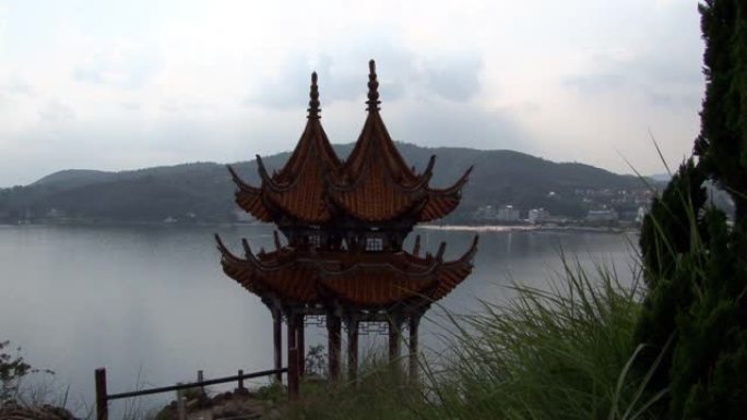 中国云南省抚仙湖海岸中式屋顶凉亭。