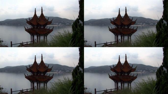 中国云南省抚仙湖海岸中式屋顶凉亭。