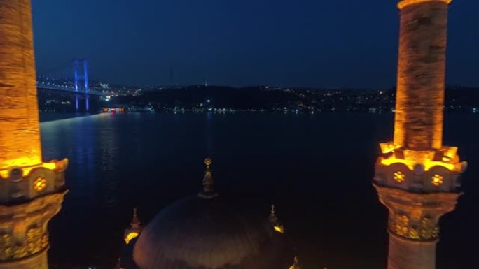 伊斯坦布尔奥塔科伊清真寺的空中夜景