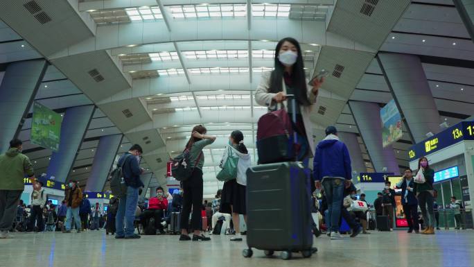 北京南站候车室女人拉行李走出镜头