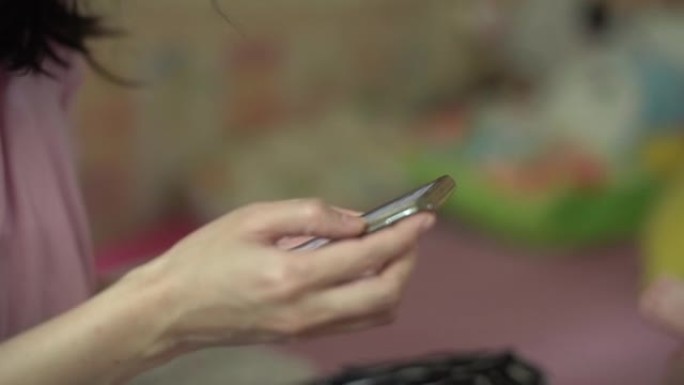 女人使用电话