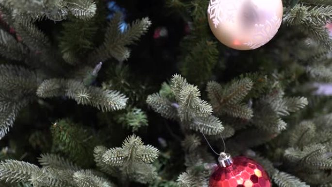 百货公司的圣诞装饰品。圣诞树是绿色的。倾斜击球从下到上。