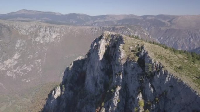 黑山Durmitor国家公园落基山脉山峰的鸟瞰图。树，边缘，森林，石山顶，蓝天。风景优美。无人机飞过