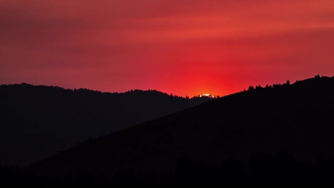 时光流逝-美丽的，多彩的，抽象的日落在山景观