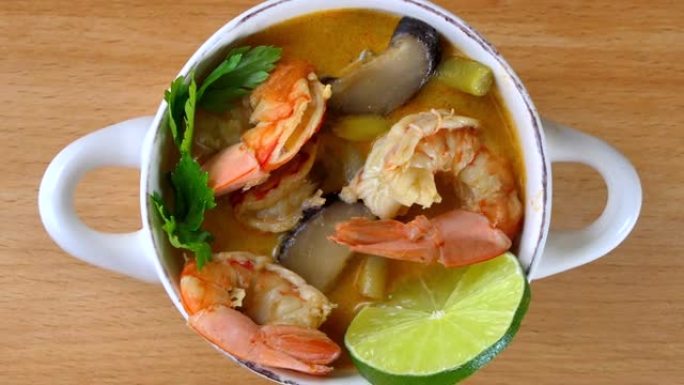 放大碗中流行的泰国菜汤姆百胜或汤姆山药汤。
