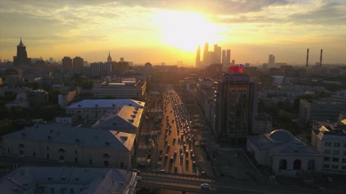 俄罗斯mosocw城市日落天空著名花园环交通空中全景4k