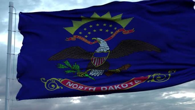 北达科他州的旗帜在风中飘扬，映衬着深邃美丽的天空