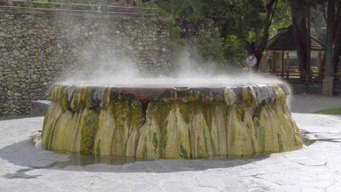 泰国拉廊Raksa Warin公园著名的天然温泉。