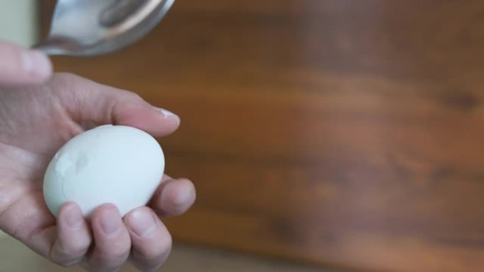 清洗鸡蛋。