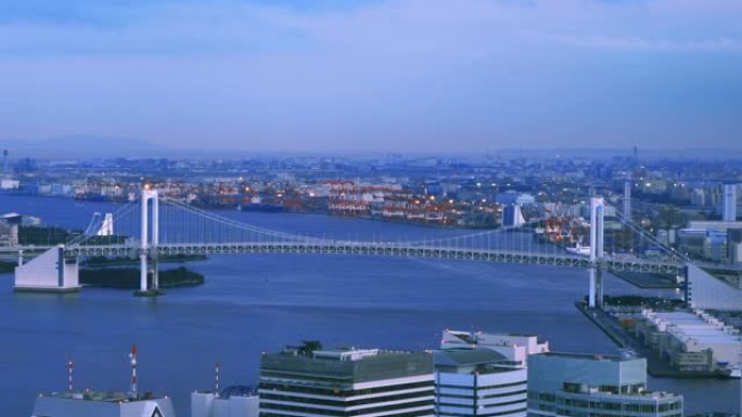东京湾的巨大桥梁和海滨建筑