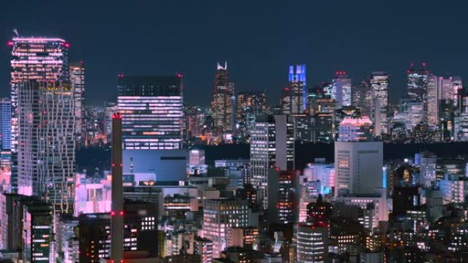 摩天大楼两旁的城市夜景