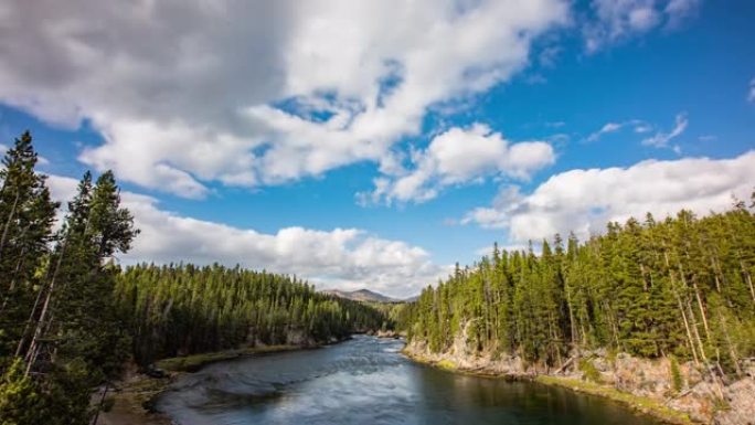 延时-美丽的云朵在美国怀俄明州黄石国家公园的一条河流上移动