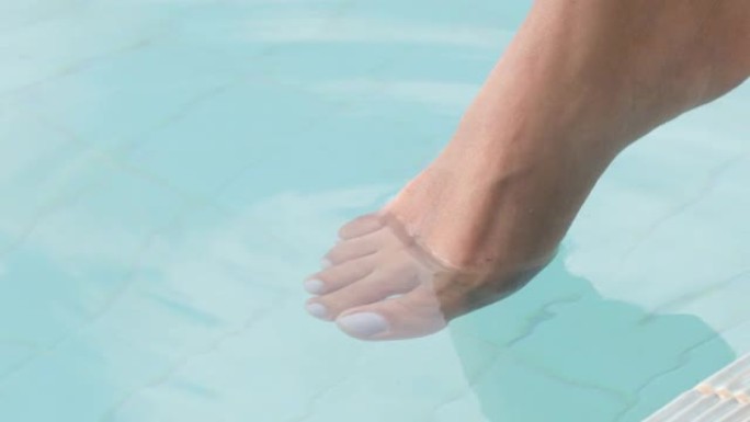 女人摸脚趾测试水温