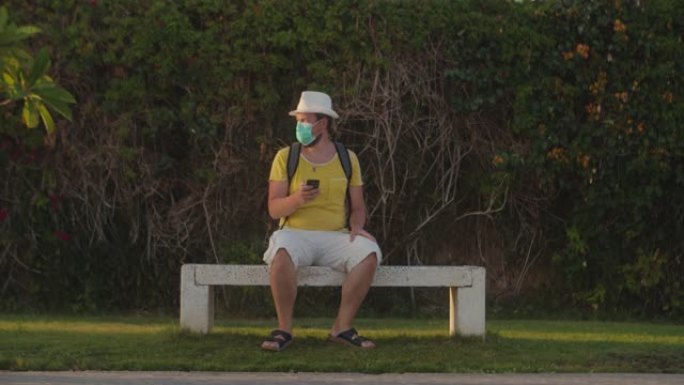 戴着医用口罩的游客在智能手机上寻找自己的方式