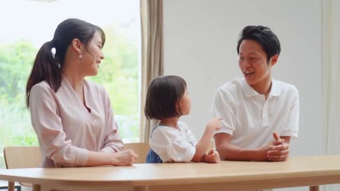 亚洲家庭在家聊天父母亲子游戏