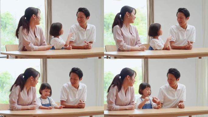 亚洲家庭在家聊天父母亲子游戏