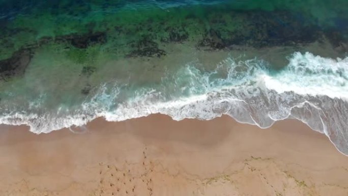 海岸线、海浪和沙子的4k视频无人机视图