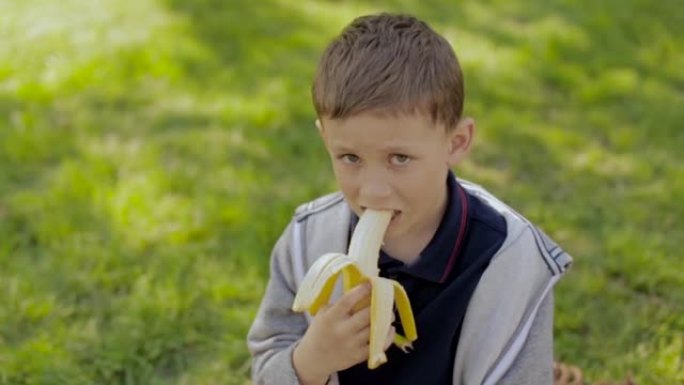 一个可爱的男孩在吃香蕉