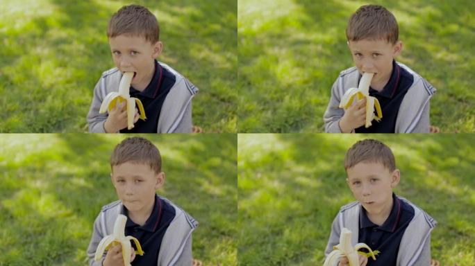 一个可爱的男孩在吃香蕉