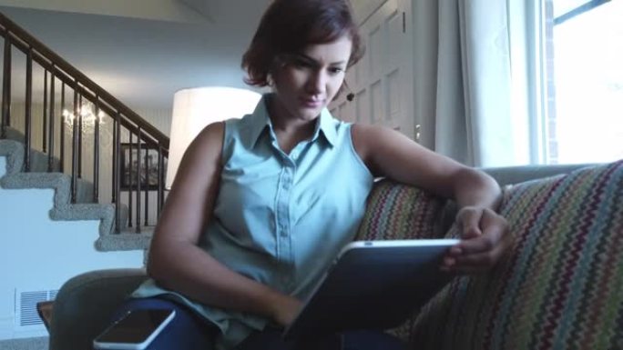 千禧一代哥伦比亚女性在家放松阅读文字交流享受悠闲的下午4k视频系列