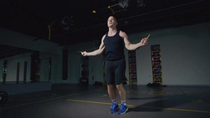 男子在健身房做双跳绳运动，慢动作