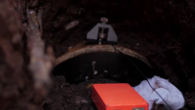 与电线连接的地震传感器在管道上工作