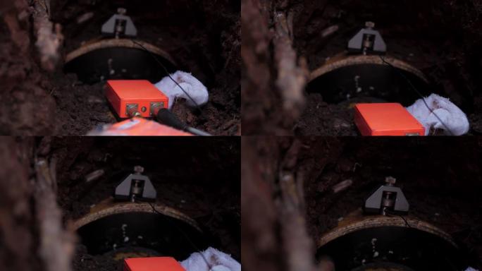 与电线连接的地震传感器在管道上工作