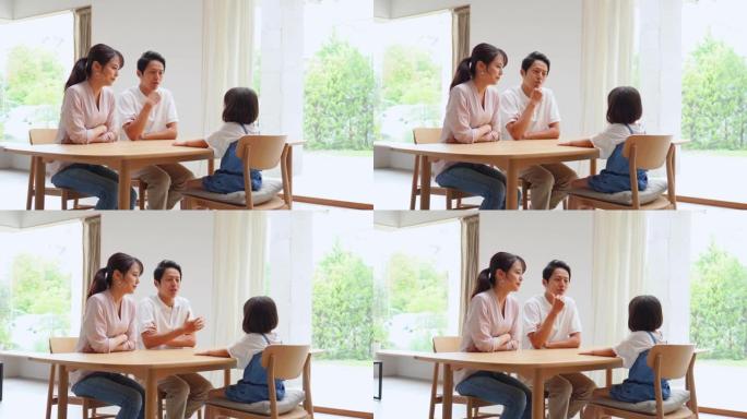 亚洲家庭在家聊天亲子游戏沟通父母