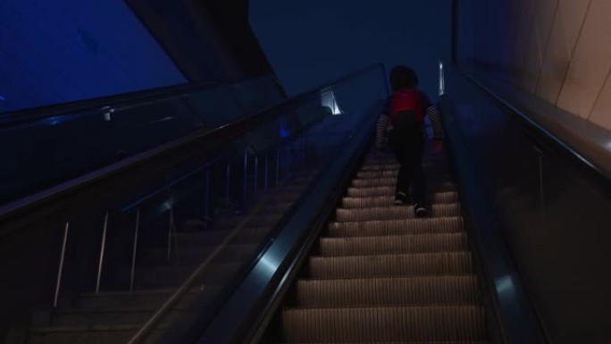 地铁自动扶梯上的一个男生。