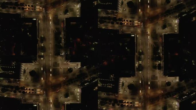 在COVID 19冠状病毒大流行期间，德国柏林夜间无人的空卡尔-马克思-阿利街空中鸟瞰图