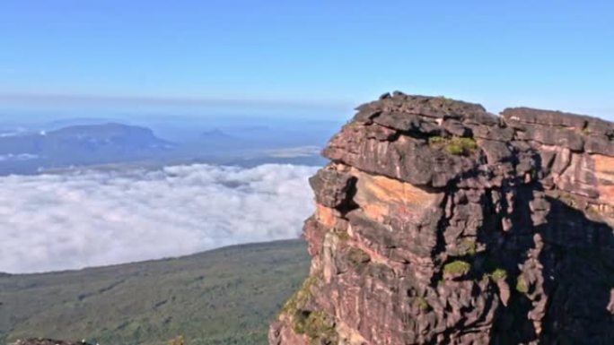 卡拉拉塔山谷的全景和奥扬特普伊山顶的大教堂岩石