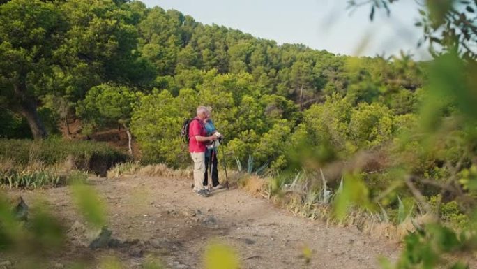 活跃的西班牙老年人在白天远足时咨询地图