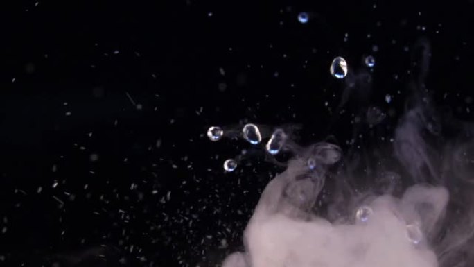 飞溅，飞溅，滴落和飞溅的水与蒸汽close-up.Slow-motion视频，具有循环的能力。旋转滴