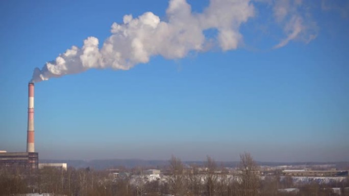 工厂和蓝天发电厂的烟囱冒烟。