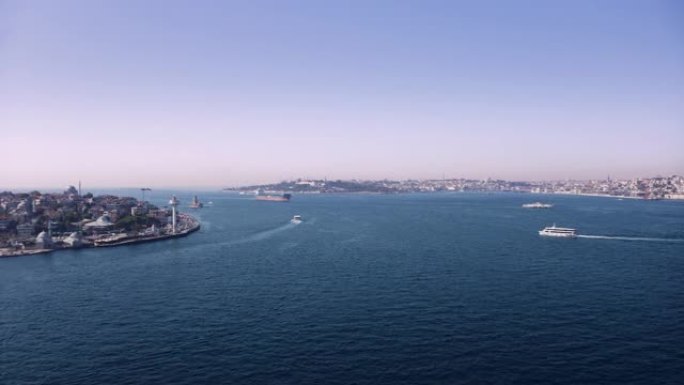 在博斯普鲁斯海峡通过的大型散货船-鸟瞰图