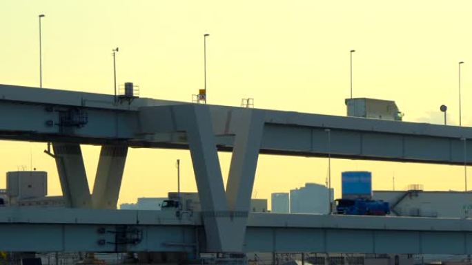 在东京有交通的高速公路上观看。