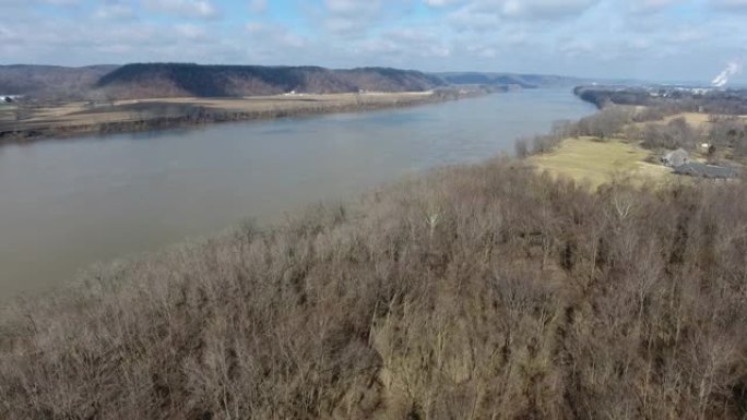 俄亥俄河与冬季树木印第安纳肯塔基无人机景观