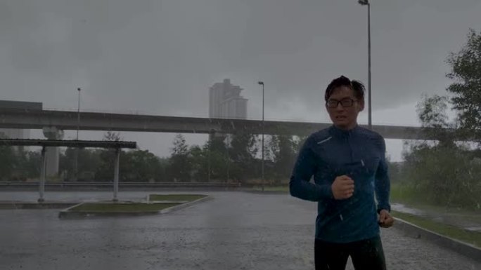 穿着运动服的亚洲华裔运动员在雨中在街上慢跑