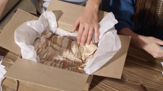 女人的手准备包裹和运输订单