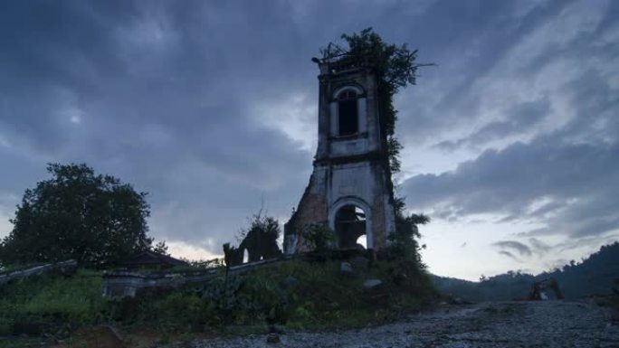 破旧的教堂从白天到晚上的延时日落