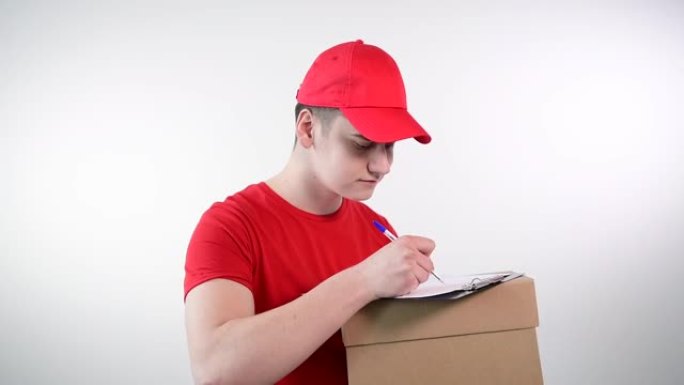 送货服务的可爱的家伙在确认送货的文件上签名。