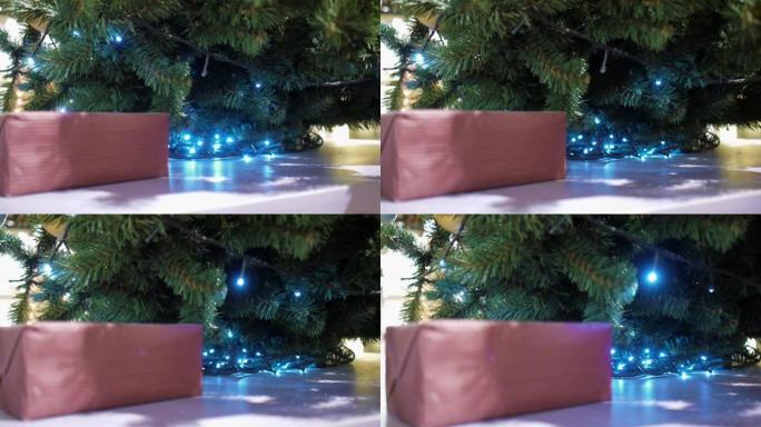圣诞树下闪烁的蓝色花环和用纸包裹的礼物