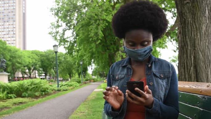 非裔美国妇女在公共公园戴自制面具