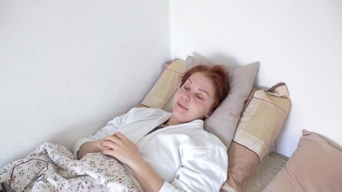 美丽的生活方式女人在家里的床上醒来