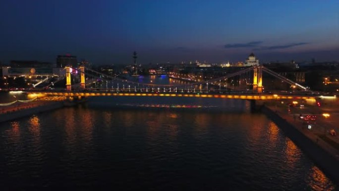 俄罗斯夜灯莫斯科河船交通krymsky桥空中全景4k