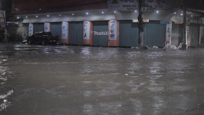 夜间季风降雨后，街道被洪水淹没