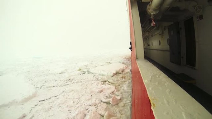 破冰船冲破冰冻的海水。