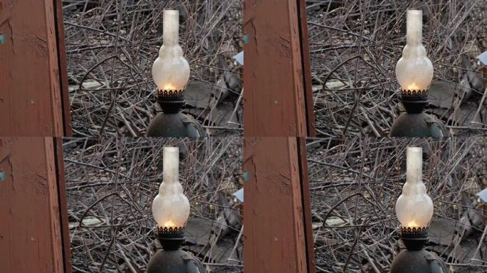 木制背景上的复古旧煤气灯