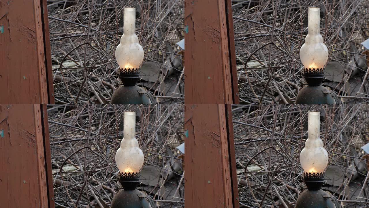木制背景上的复古旧煤气灯
